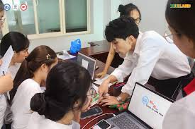 Sinh viên ngành thương mại điện tử thực tập tại doanh nghiệp online